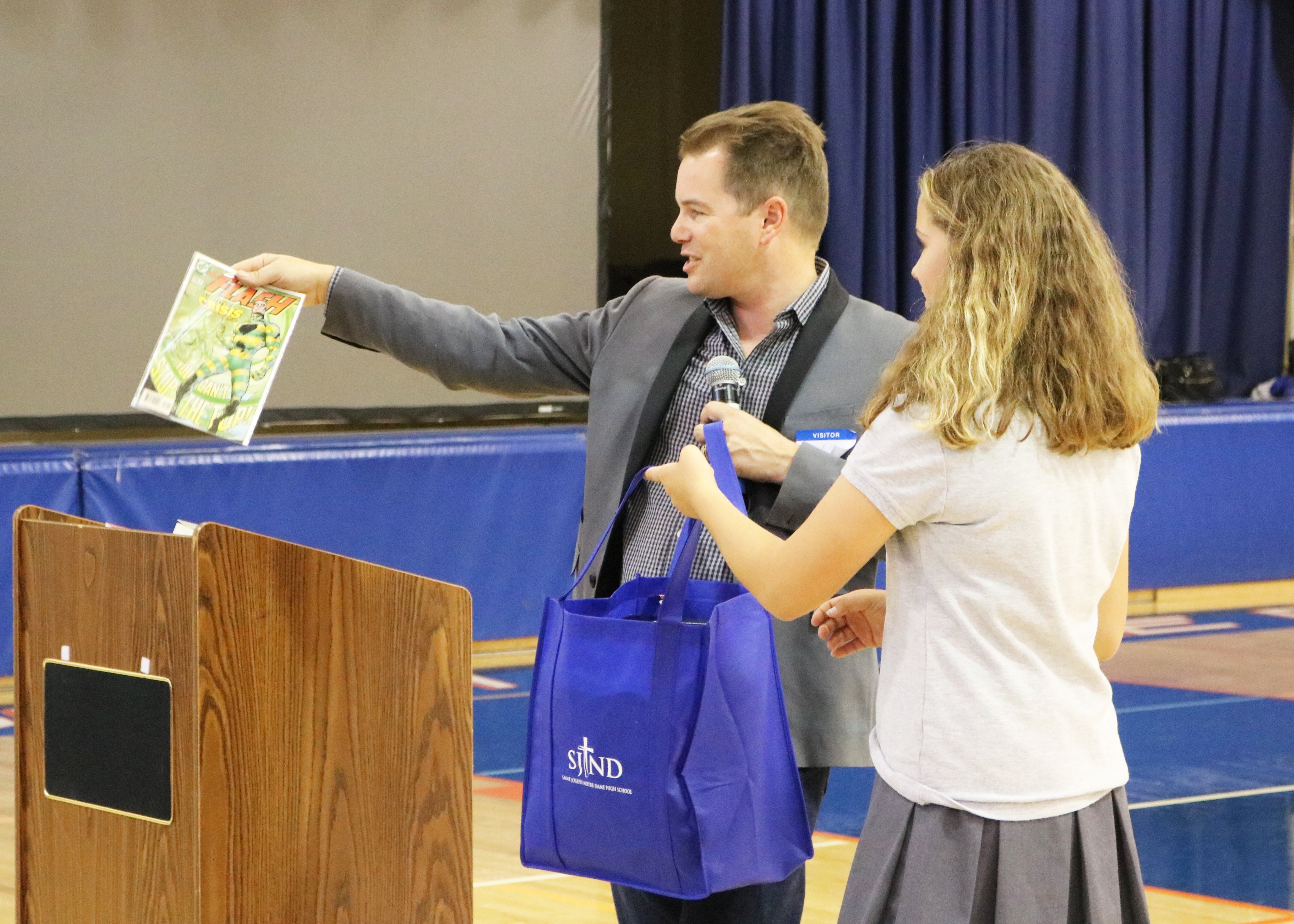 To thank Stentz for his talk, SJND students presented him with a gift which included SJND gear and a ‘The Flash’ comic book.